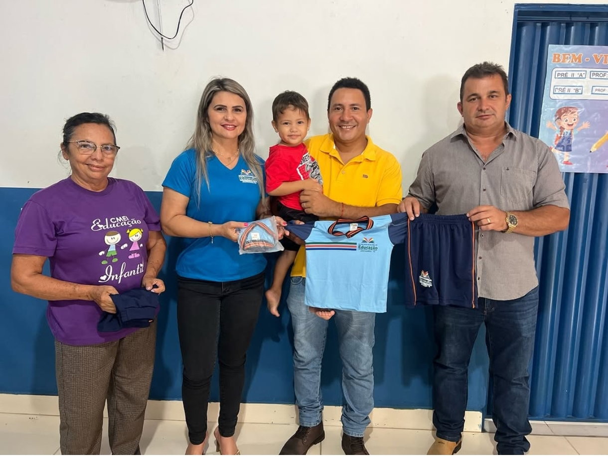 Prefeitura de Abreulândia apresenta uniformes a alunos da Creche Pequeno Príncipe