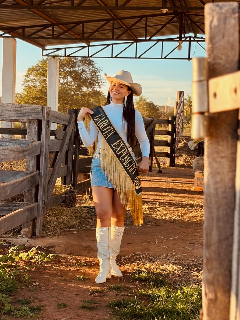 Fim de um ciclo: Brilho, glamour marcam o reinado de Hemily Alves na Expoagro de Barrolândia 2025