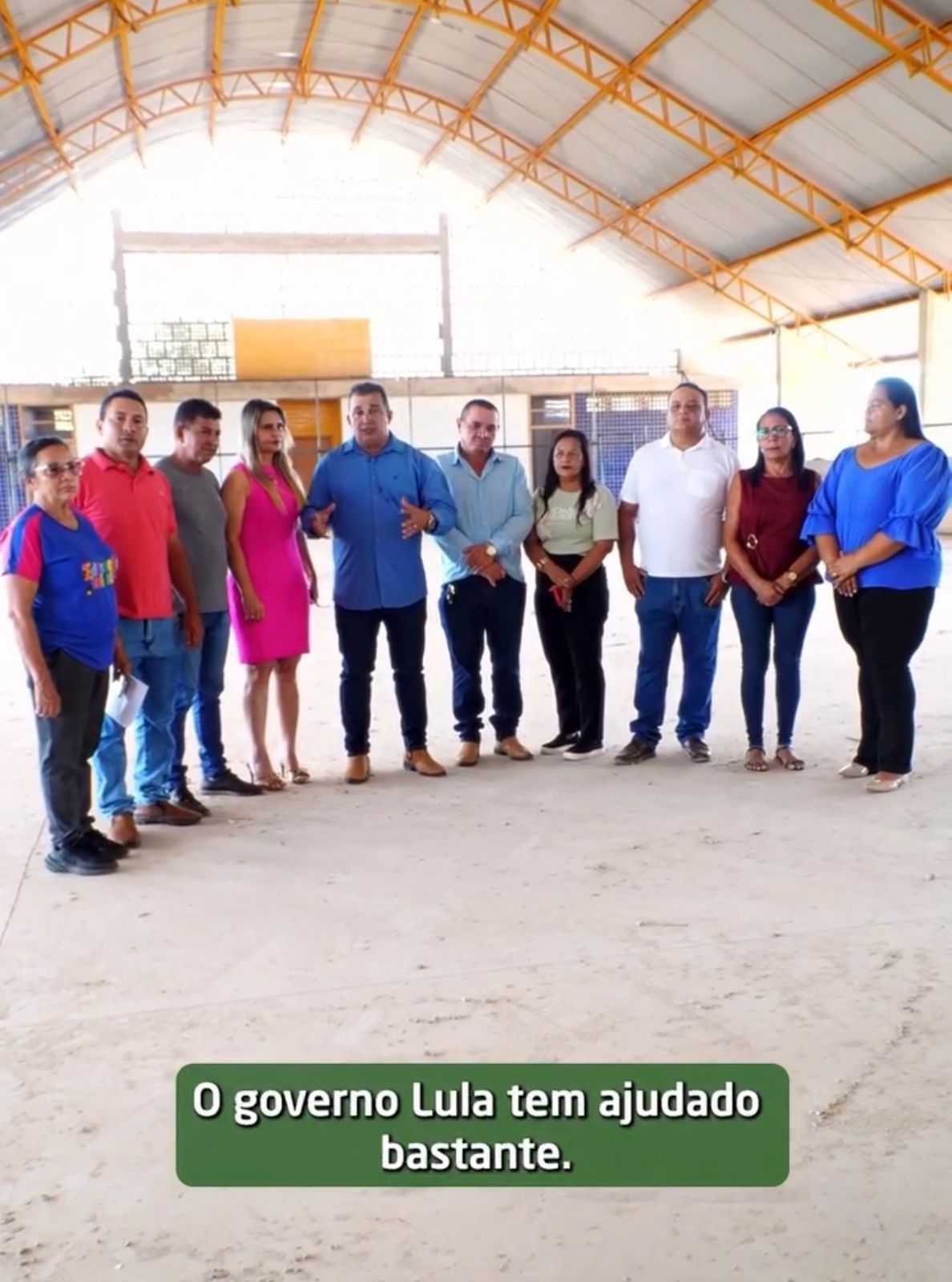 Prefeito Manoel Moura em visita à retomada de construção de quadra coberta em Abreulândia: “Governo Lula tem ajudado bastante”