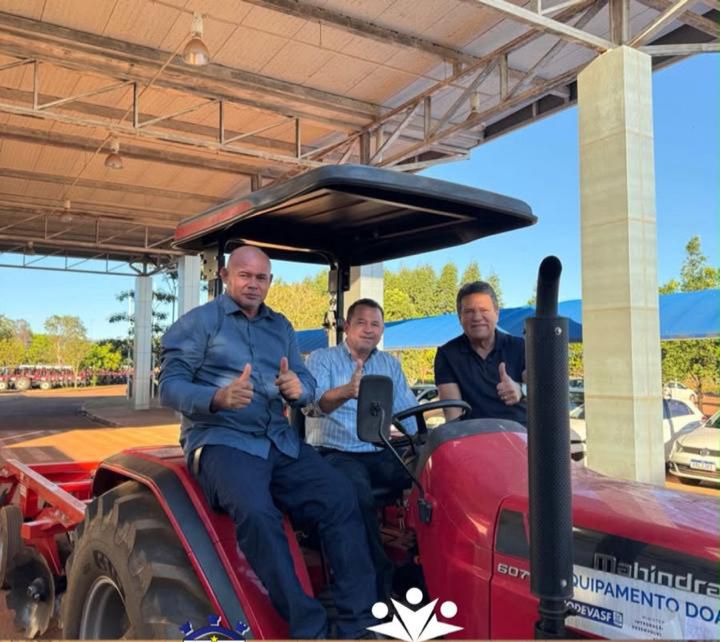 Marianópolis recebe novo trator viabilizado por Osíres Damaso a pedido do vereador Irmão Elias para fortalecer a zona rural