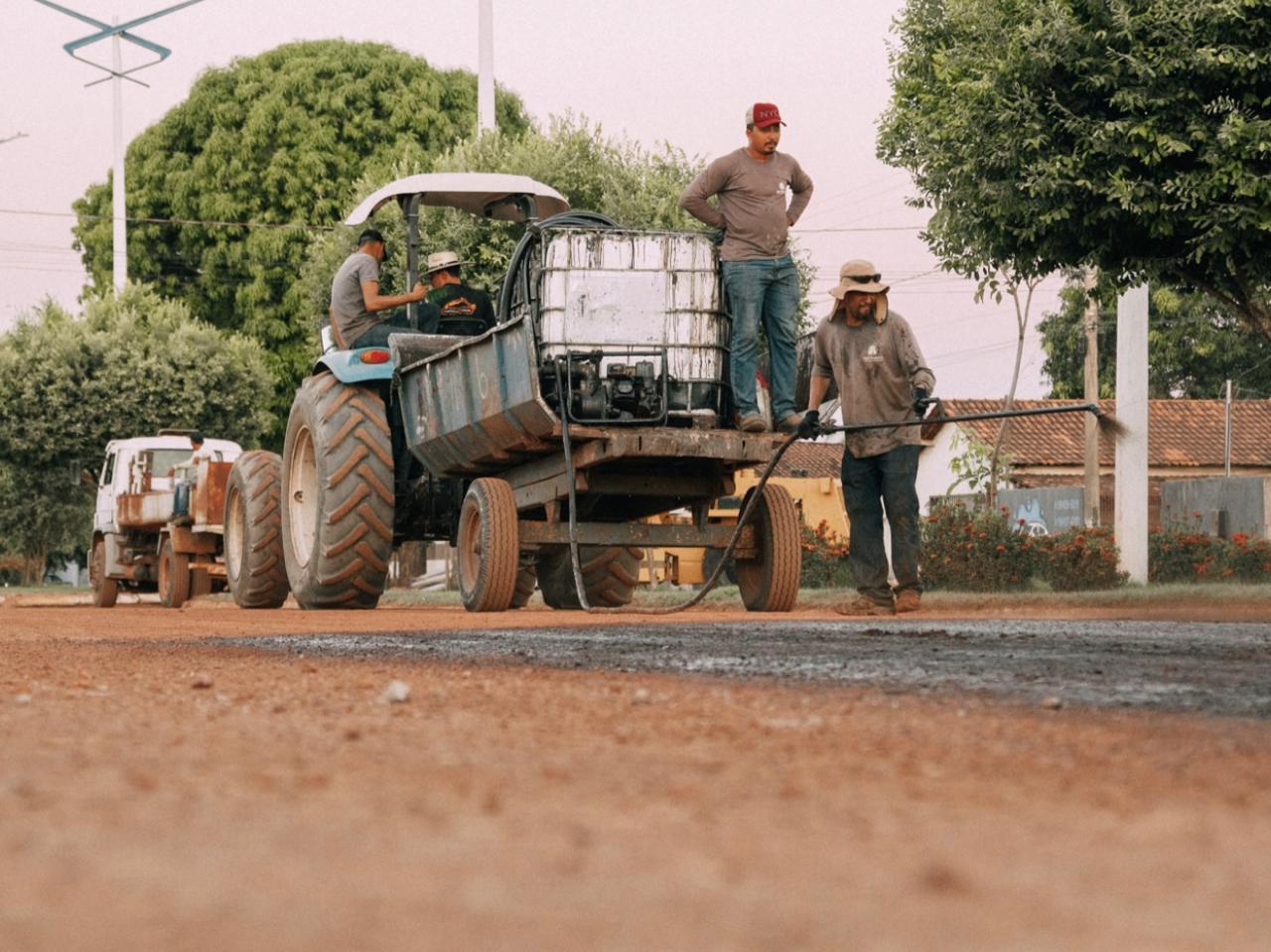 Divinópolis do Tocantins avança na reconstrução de vias centrais com obras na Avenida Divino Luiz Costa e Rua Bahia