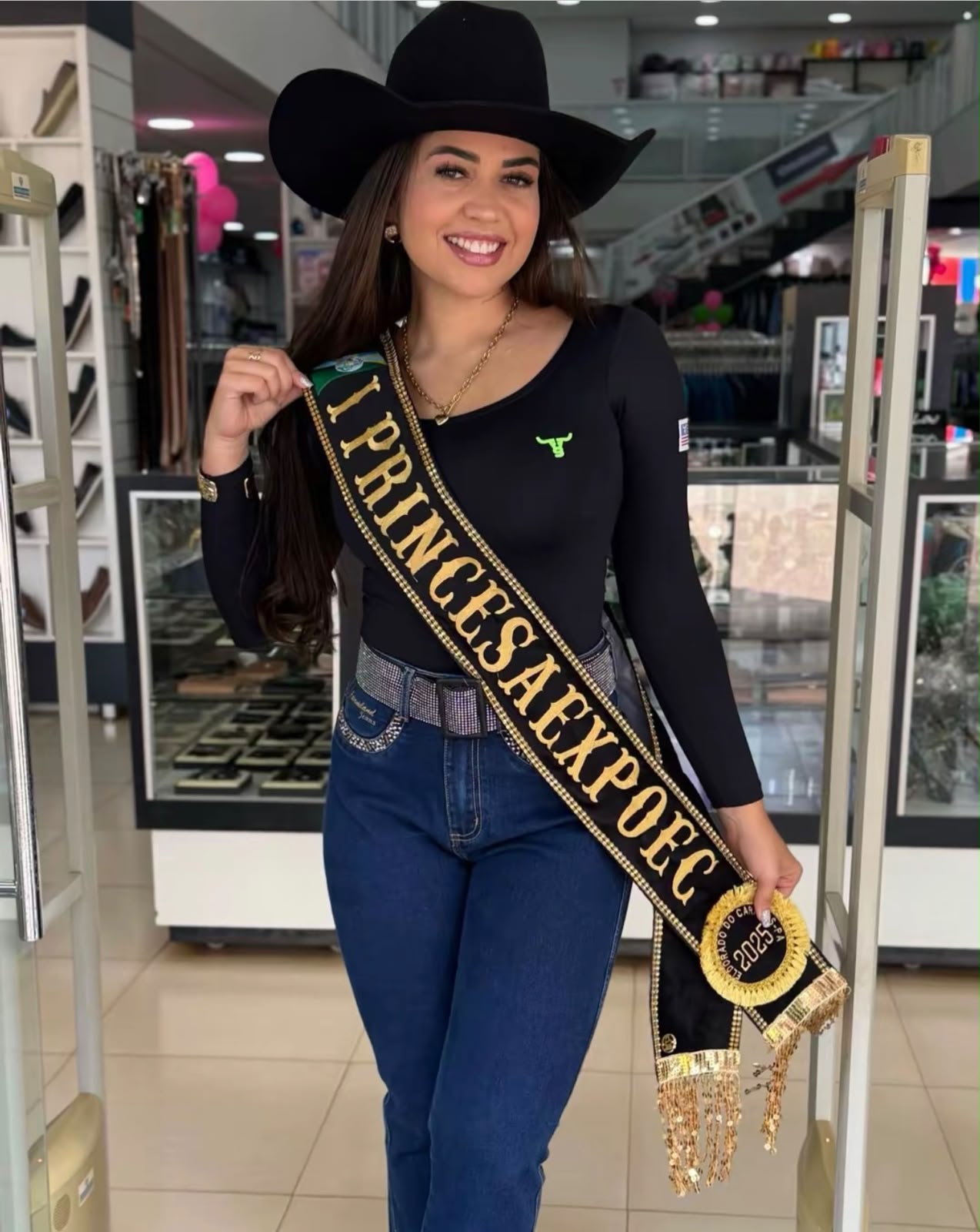 Ana Lígia se despede do reinado de Primeira Princesa da Expoec 2025 deixando legado de elegância, carisma e dedicação