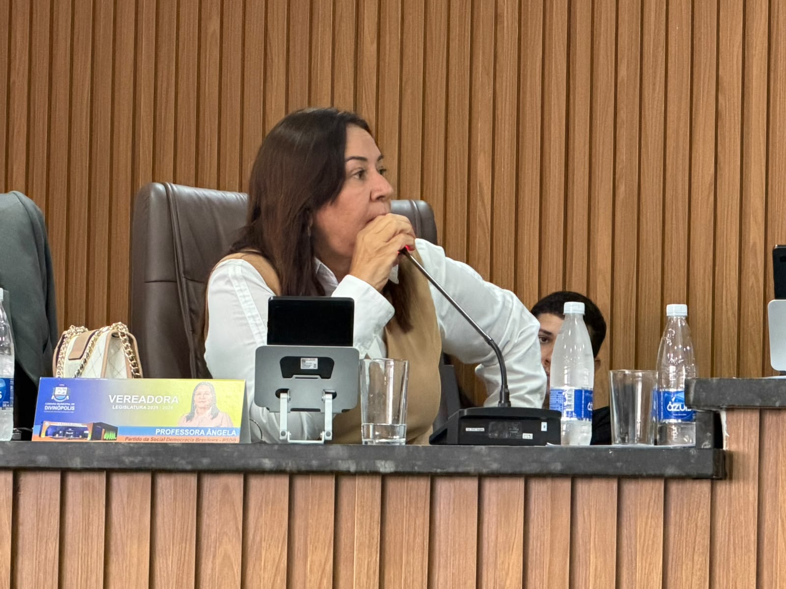 Urgente: Ângela Maria anuncia pronunciamento sobre crise fiscal de Divinópolis