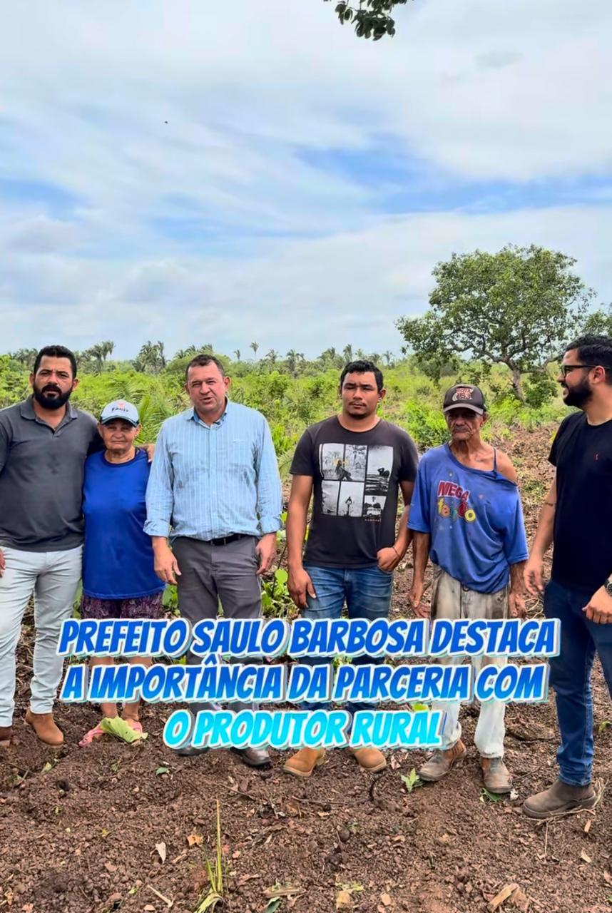 Prefeito Saulo Barbosa acompanha operação de aplicação de calcário em propriedades rurais de Marianópolis