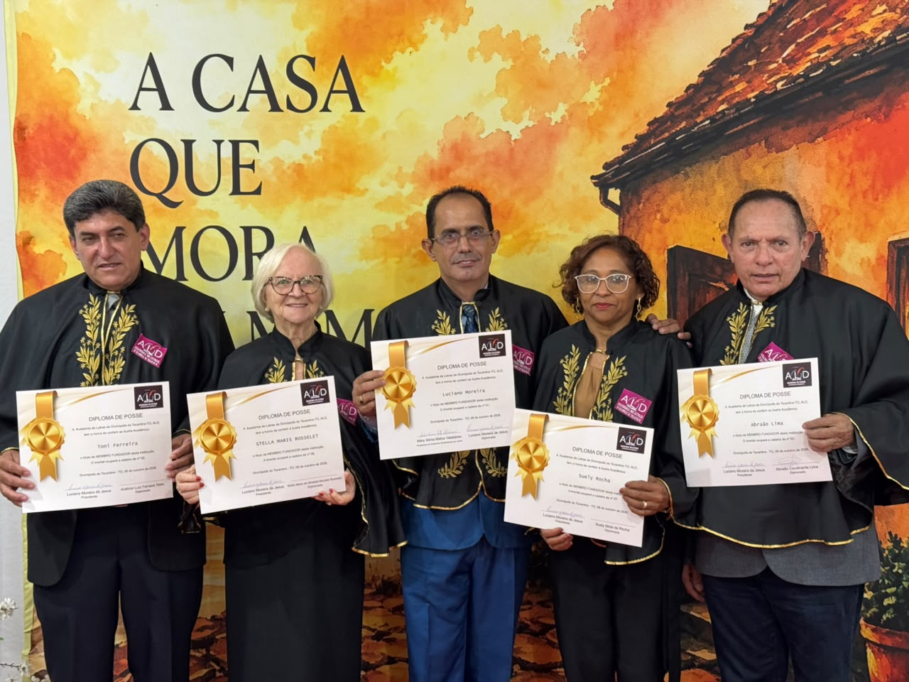 A Academia de Letras de Divinópolis, empossa cinco escritores em noite de lançamento do livro, casa que mora em mim
