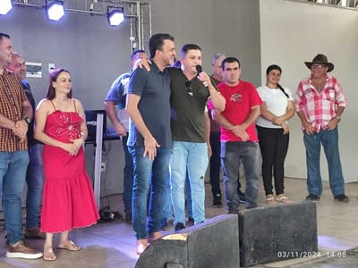 Prefeito eleito de Rio dos Bois Joel Rufino é reverenciado ao participar da “Festa da Vitória” do vereador Gustavo Cabeção em Dois Irmãos