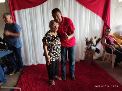 Festa da Vitória: Vereador Valdivan de Divinópolis se emociona ao relembrar quando a professora Aparecida Cunha lhe deu dinheiro para pagar ônibus e a taxa do concurso na Educação