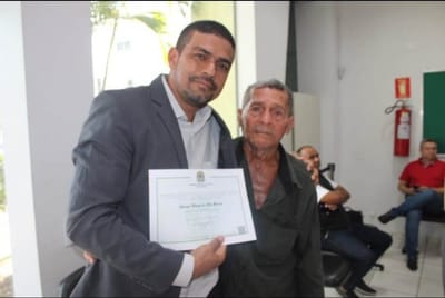 Manel Barbosa de 76 anos pai do vereador eleito por Marianópolis Renato Bagaço se emocionou ao vê o filho diplomado pela Justiça Eleitoral