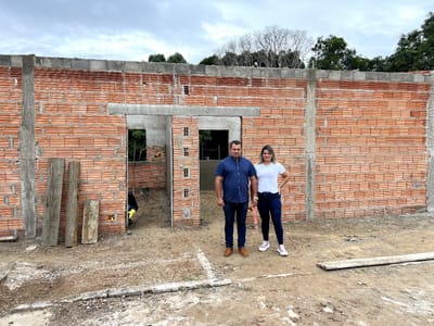 Manoel Moura e Elenita Moura visitam obras de reformulação da Escola Arco-Íris zona rural de Abreulândia