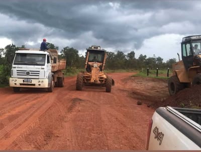 Estrada do Coco passa por recuperação em operação conjunta de produtores rurais e empresário em Divinópolis do Tocantins