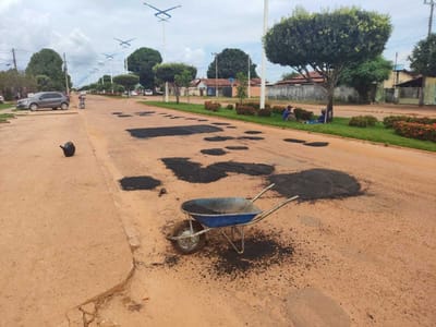 Operação tapa buraco sana gargalos na Avenida Divino Luiz Costa em Divinópolis