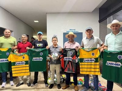 Prefeito e vereadores de Caseara cumprem promessa de campanha e entregam materiais esportivos para Escolinha de Futebol e equipe que irá disputar o Copão 2025