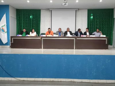 Câmara de Divinópolis realiza Sessão Itinerante e debate medidas para o Conselho Tutelar; parlamentes também lembraram legado da professora Maria Rosa