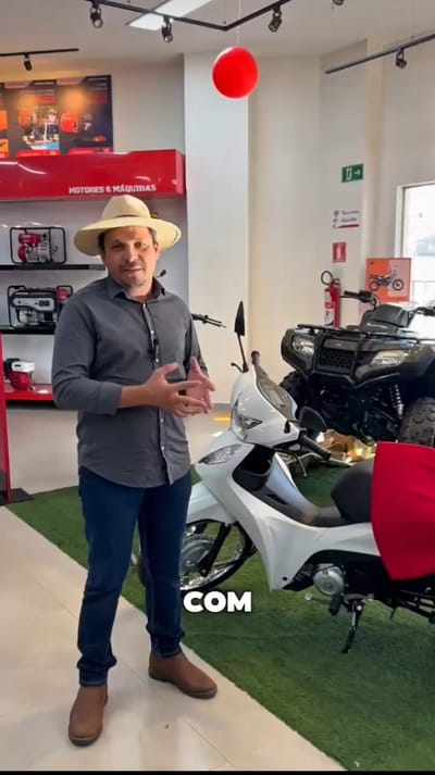 Prefeito Marcos do Chico apresenta motocicleta que será sorteada no evento alusivo ao mês das mães