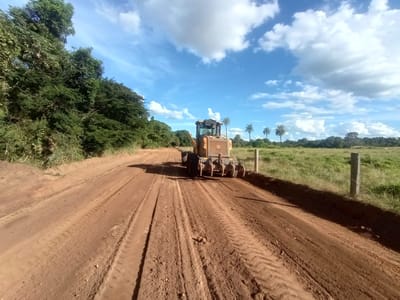 Estrada que interliga as fazendas do fundão do Grotão a Marianópolis, está sendo refeita