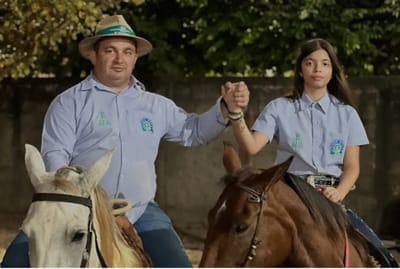 Prefeito Manoel Moura participada da Cavalgada da Fé na abertura do Festival de São Pedro em Abreulândia