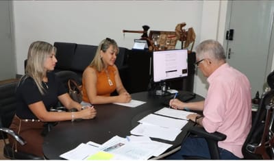 Reunião entre secretário Hercy Filho, Carol Vale e Adriely Feitosa de Divinópolis discutem fortalecimento do turismo local