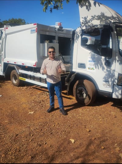 Prefeito de Caseara anuncia novo caminhão coletor de lixo viabilizado por emenda do deputado Alexandre Guimarães