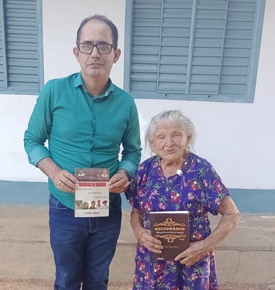 Poetisa Lídia Fernandes recebe visita do escritor Luciano Moreira