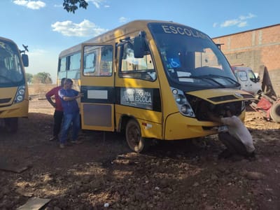 Ônibus escolar de Divinópolis passa por manutenção após falha no sistema de abertura da porta
