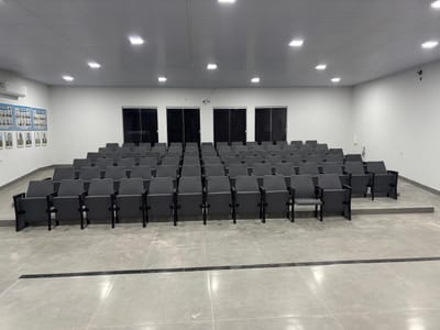 Câmara de Divinópolis do Tocantins conclui instalação de estofados no Plenário Leandro Adorno