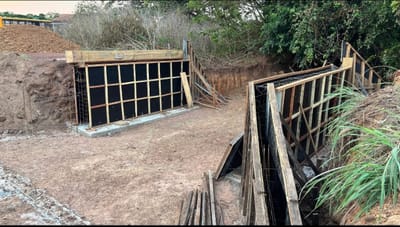 Prefeito Marcos do Chico acompanha obras de construção de ponte no P.A. Primeiro de Maio, em Caseara