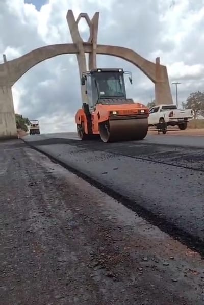 Segue a pavimentação asfáltica no trecho de duplicação da TO-080 sob o Portal das Esmeraldas em Monte Santo do Tocantins
