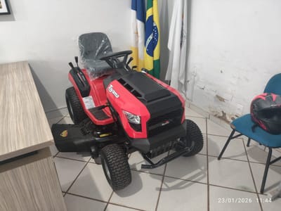 Prefeitura de Divinópolis apresenta novo trator cortador de grama para manutenção do Estádio Cabo Santos