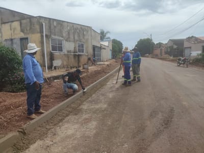 Construção de meio-fio segue nas ruas pavimentadas do setor Fernandinho, em Divinópolis do Tocantins