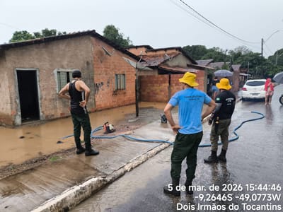 Defesa Civil atua para retirar água de residências após chuva intensa em Dois Irmãos do Tocantins