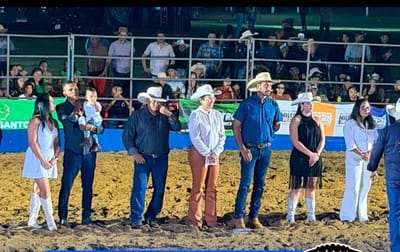 Prefeita de Monte Santo Enfermeira Nezita prestigia rodeio na Fazenda Boa Lembrança