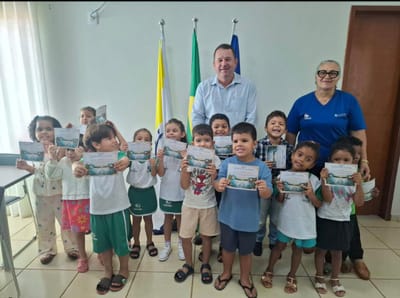CRIANÇAS DA CRECHE IRMÃ MARIA ELMARA VISITAM GABINETE DO PREFEITO SAULO BARBOSA EM MARIANÓPOLIS
