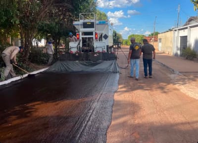 Revitalização da malha viária avança em Abreulândia com aplicação de micro revestimento asfáltico