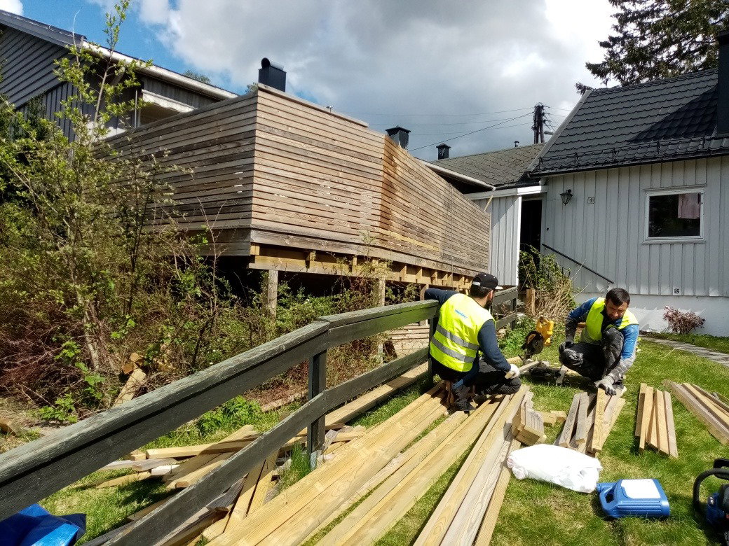 Snekker i Bærum som bygger terrasse