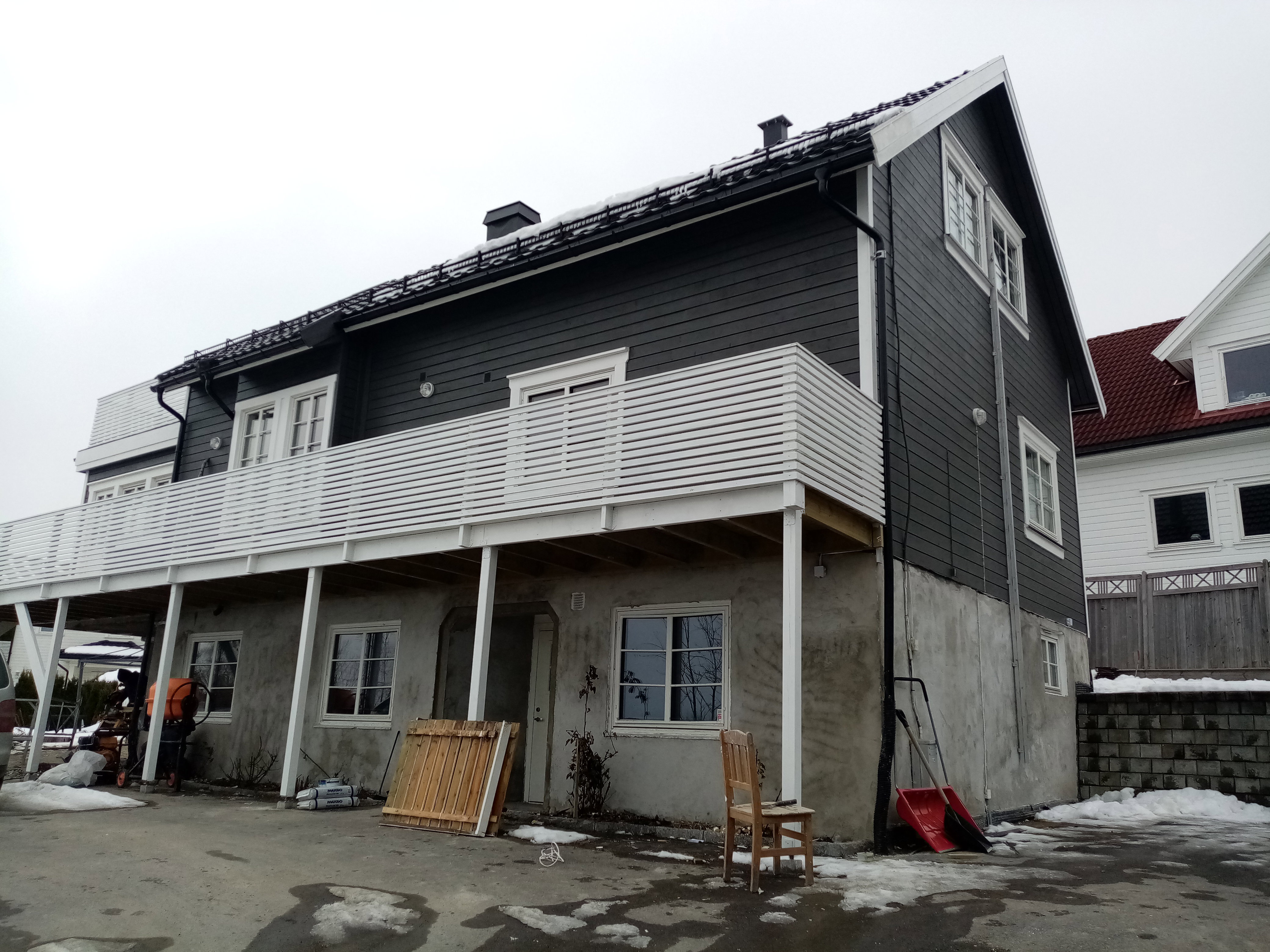 Snekker i Bærum som skifter dører på bolig