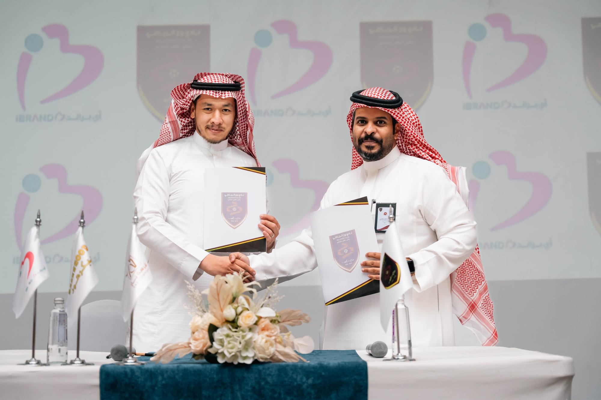 صيدليات أي براند على أكتاف قميص الفريق الأول بنادي وج