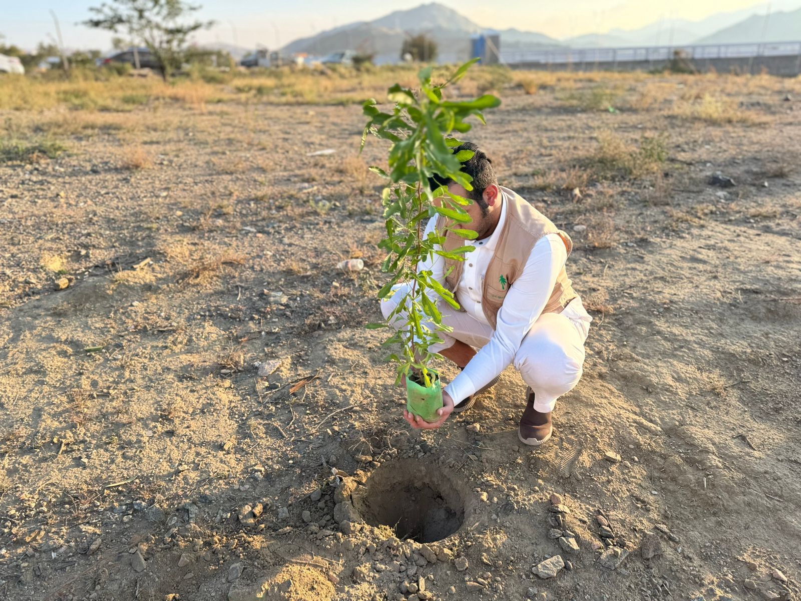 نادي وج وفريق أثمر يطلقان مبادرة تشجير في سد عكرمة 🌱