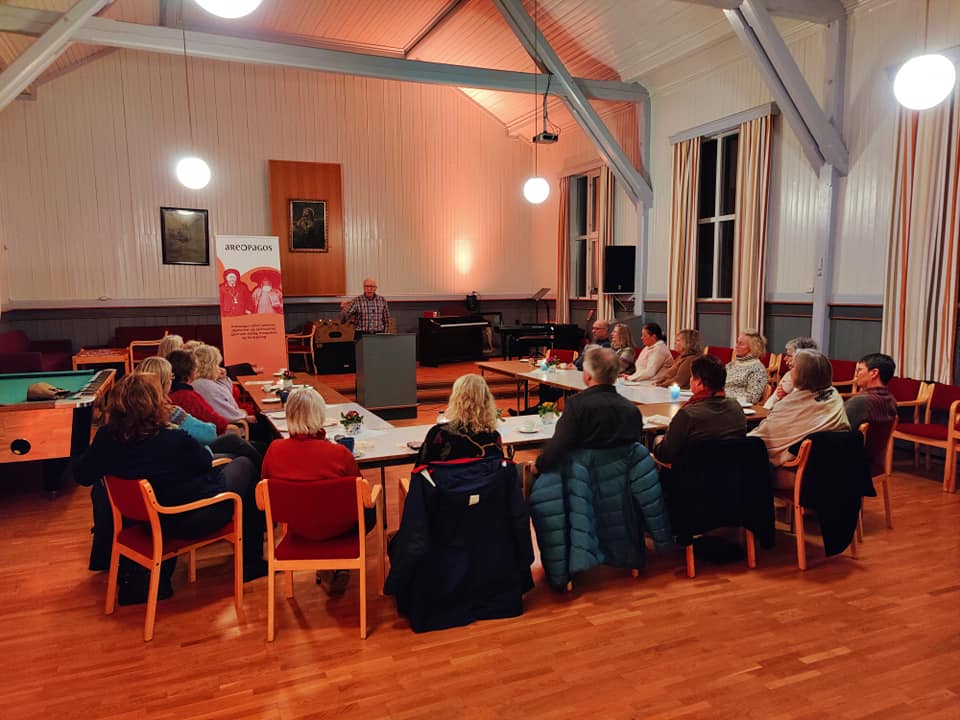 Samling med mennesker til kurs på Frei bedehus