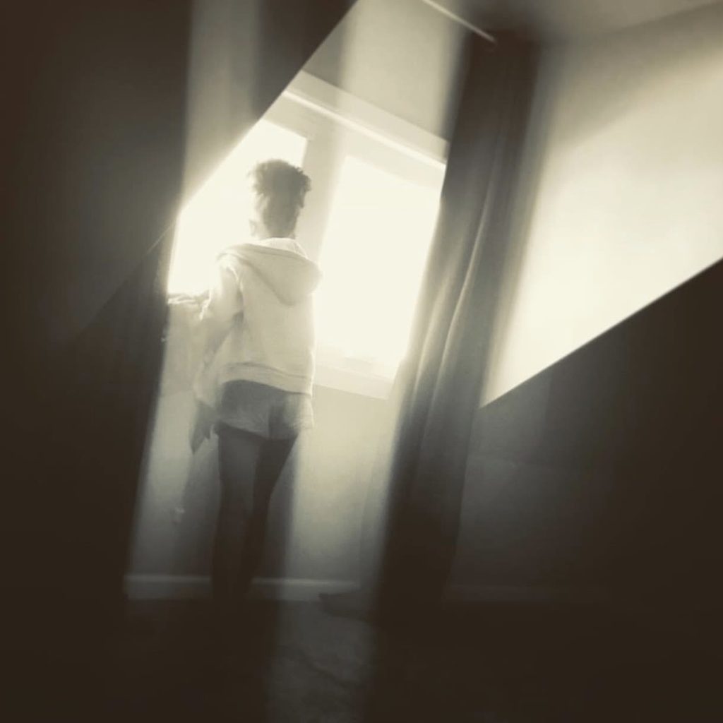 del verbo ser, to become “La luz que brilla dentro de ti” De “Vestida como hogar y refugio”,