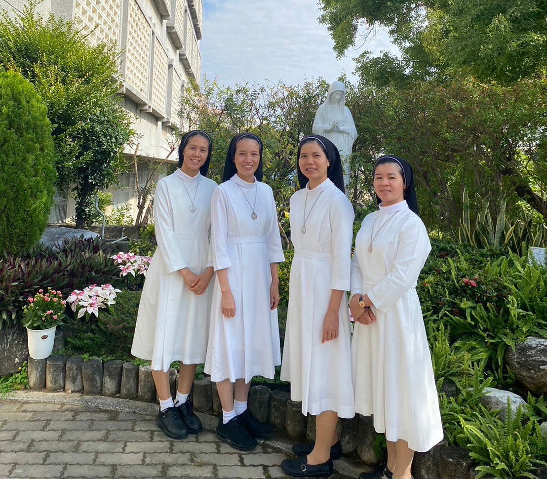 四位聖功會的修女準備宣發終身聖願