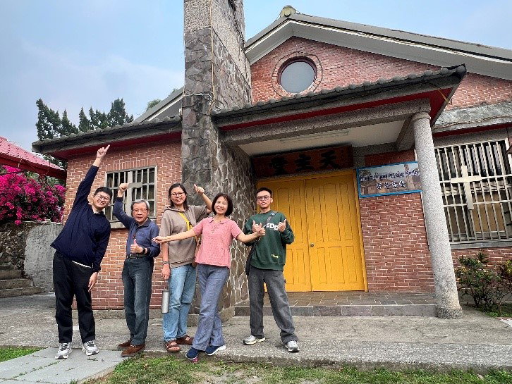 青年們歡聚在地利