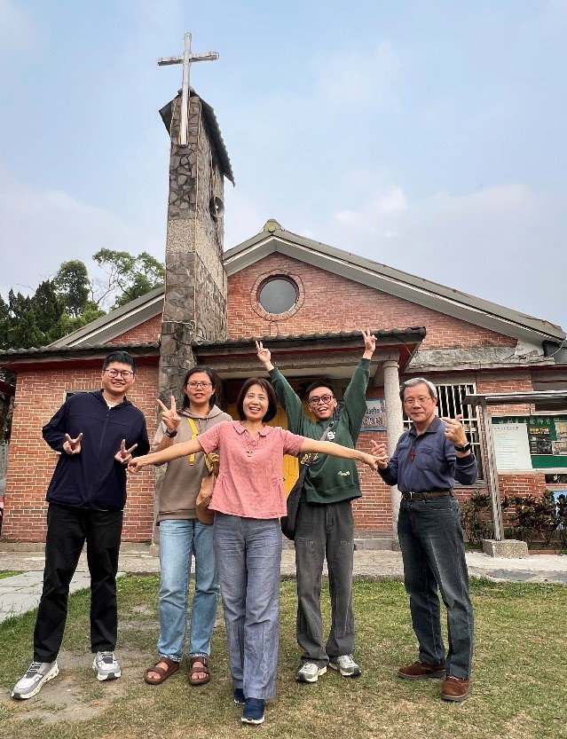 青年們歡聚在地利