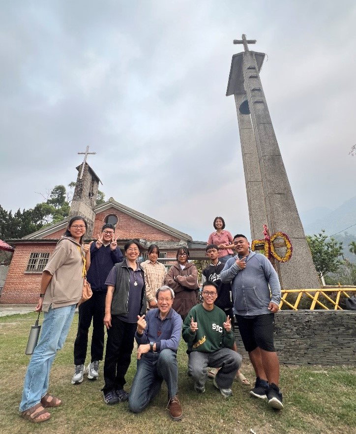 青年們歡聚在地利