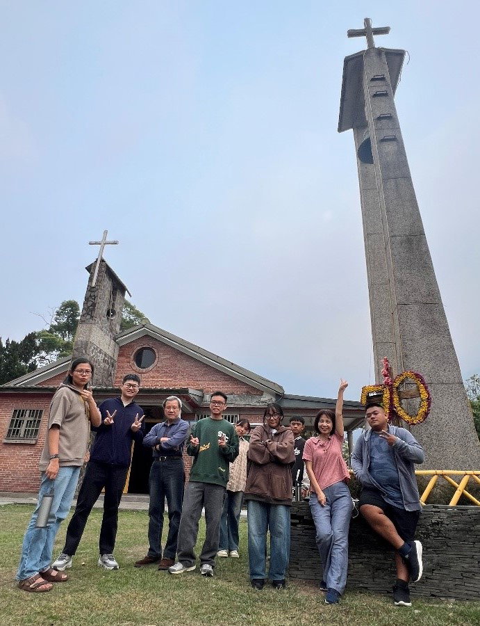 青年們歡聚在地利