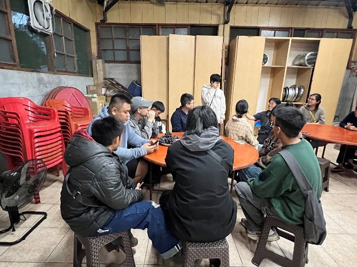 青年們歡聚在地利