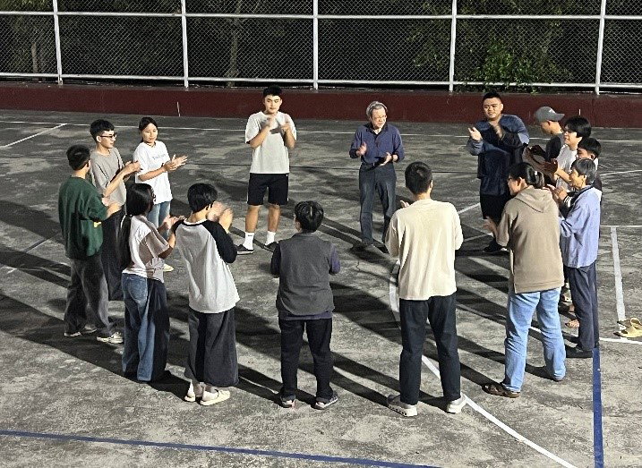 青年們歡聚在地利