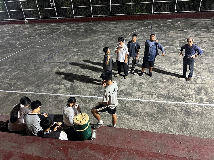 青年們歡聚在地利