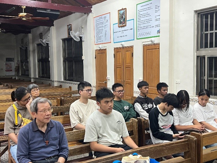 青年們歡聚在地利