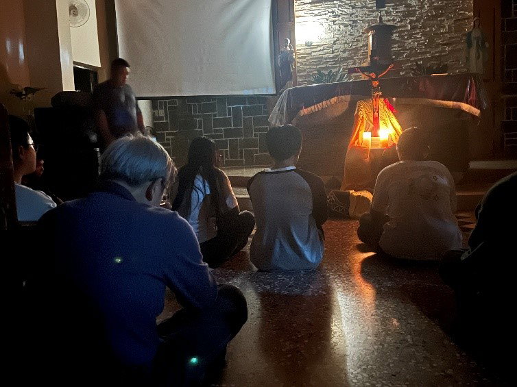 青年們歡聚在地利