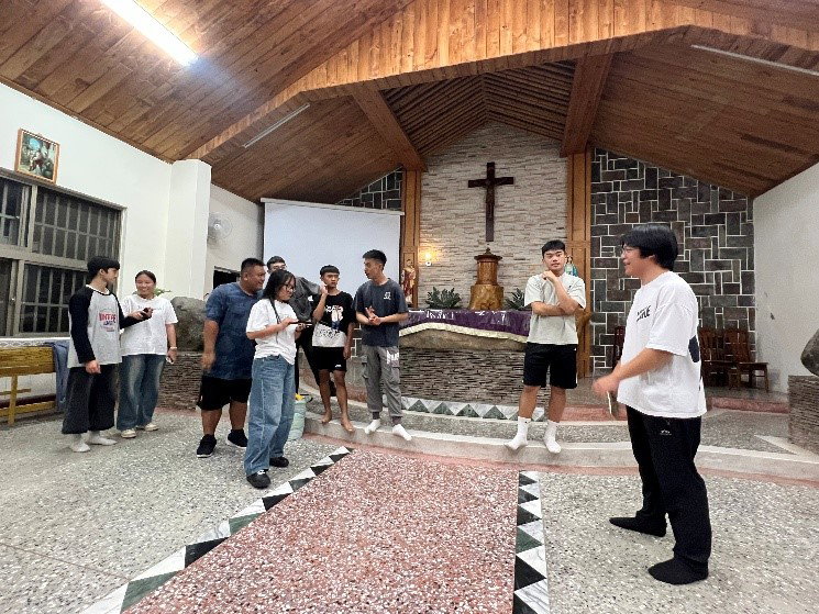 青年們歡聚在地利